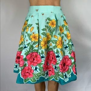 Retro inspired floral print pleated skirt